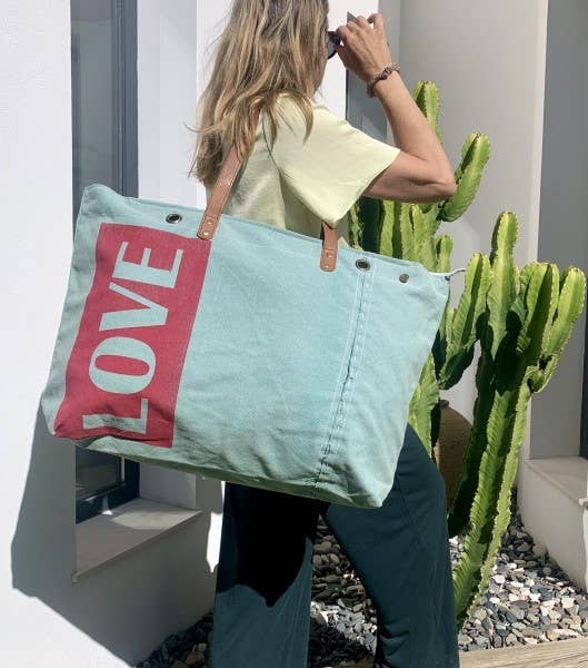 SKYLAR SK12 stor turkis tote-taske med rødt LOVE-print båret over skulderen