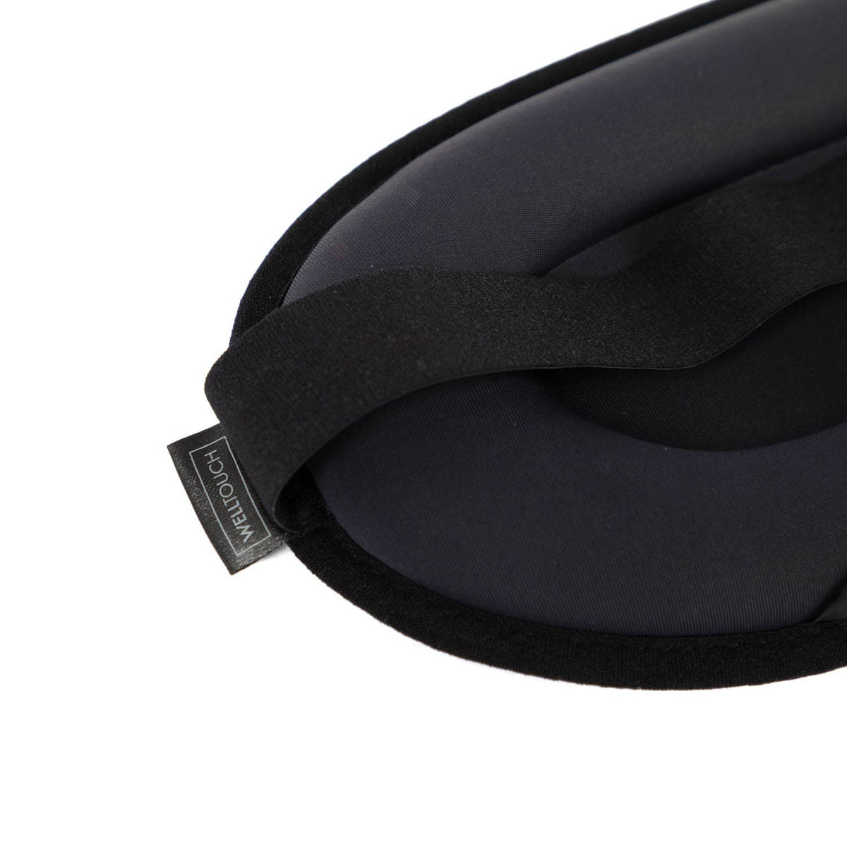 Detalje af rem og polstring på WellTouch sovemaske – sort