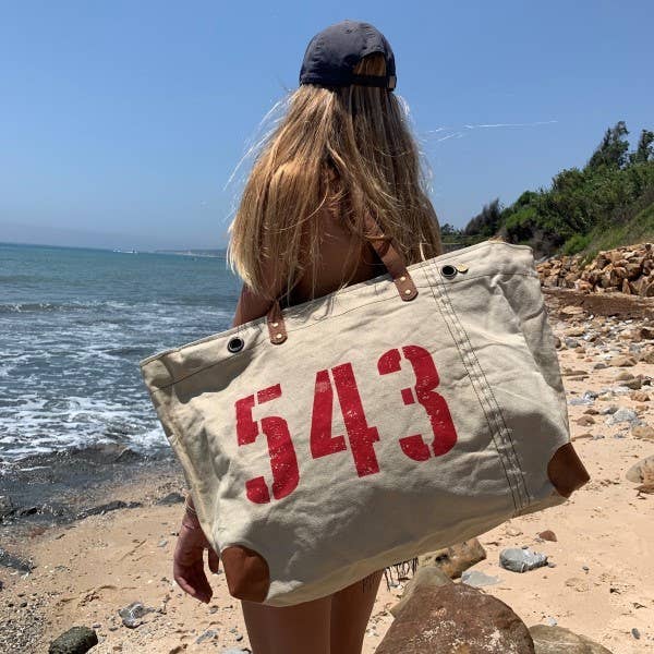 SKYLAR SK2 oversized tote-taske med rødt 543-print båret ved stranden