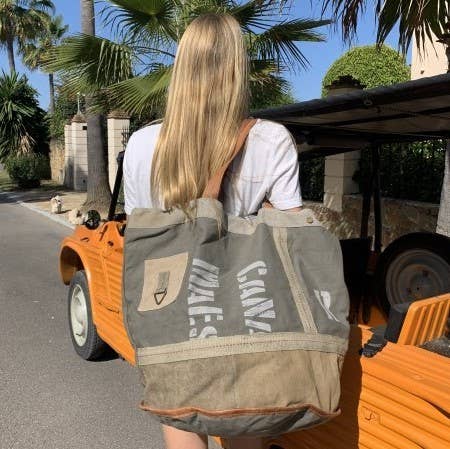 RETRO RR29 stor tote-taske med hvidt print båret ved en orange bil