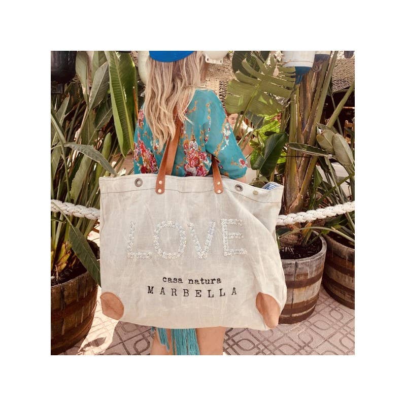 PRESTON SKYLAR lys tote-taske båret med en blomstret kjole