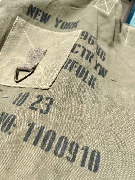 RETRO RR35 tote-taske i genanvendt lærred – detalje af syninger og beslag