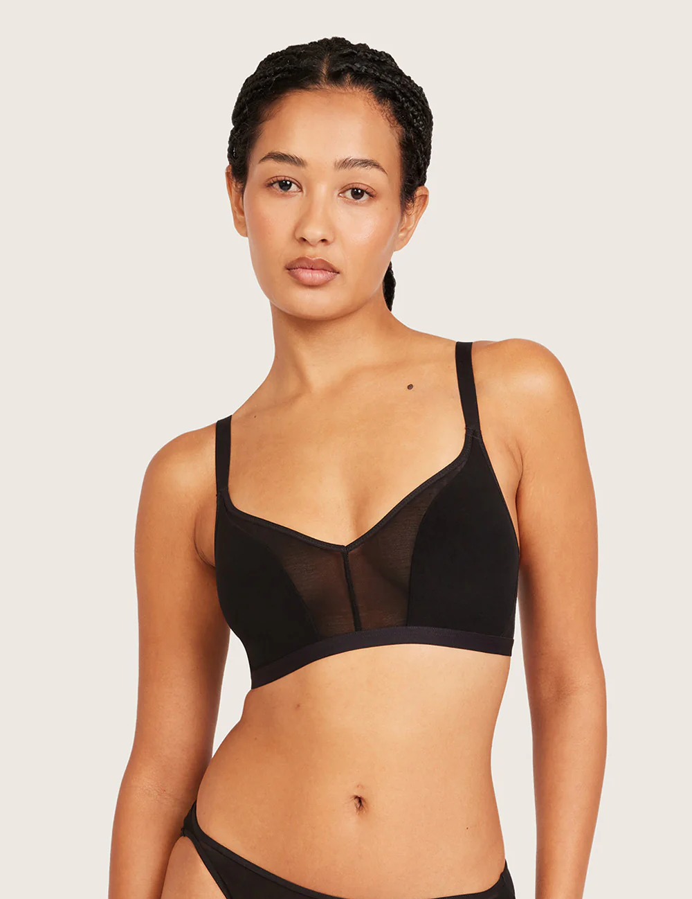 Boody FreeMesh Crop BH i sort set forfra på model