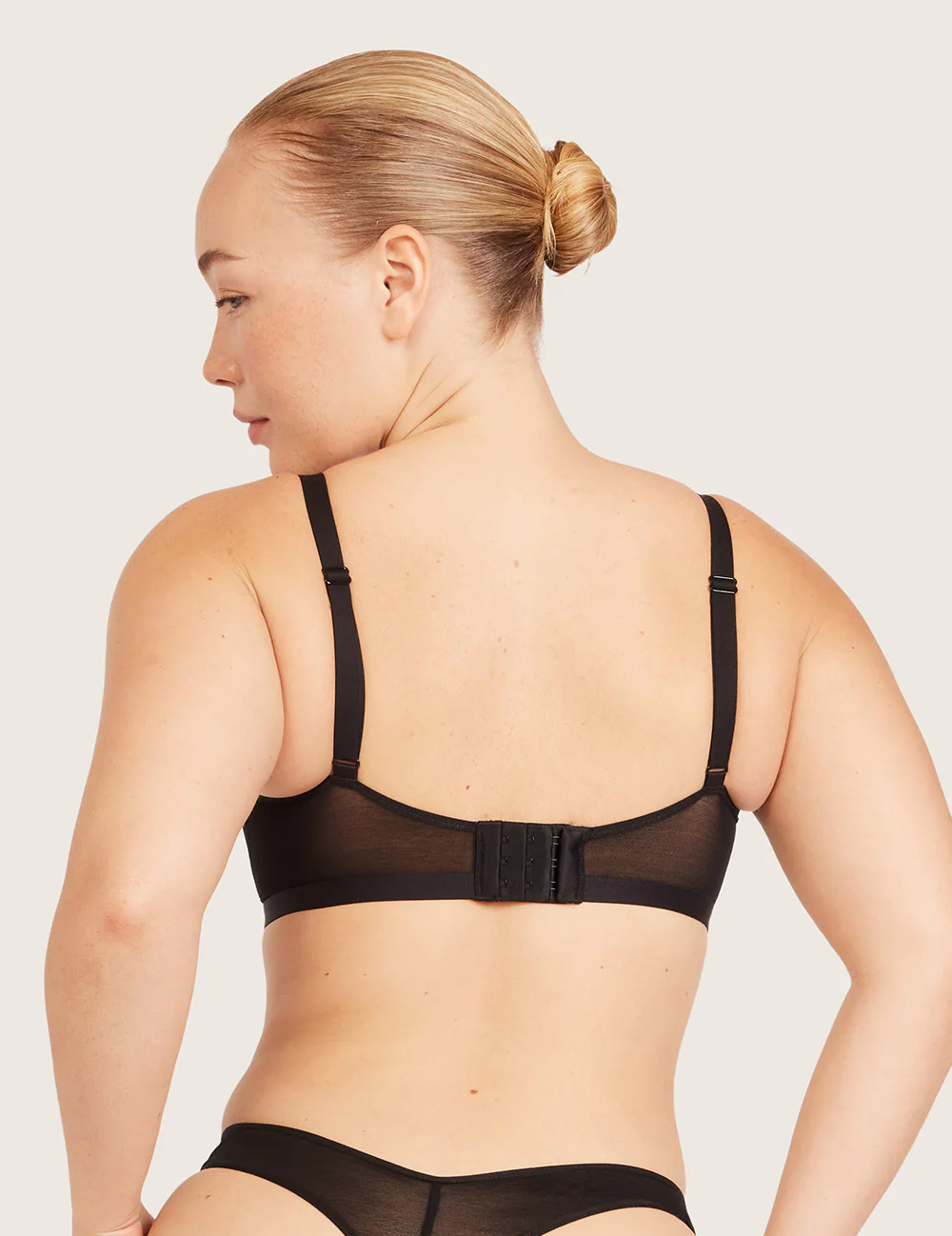 Boody FreeMesh Crop BH i sort vist bagfra med regulerbar lukning