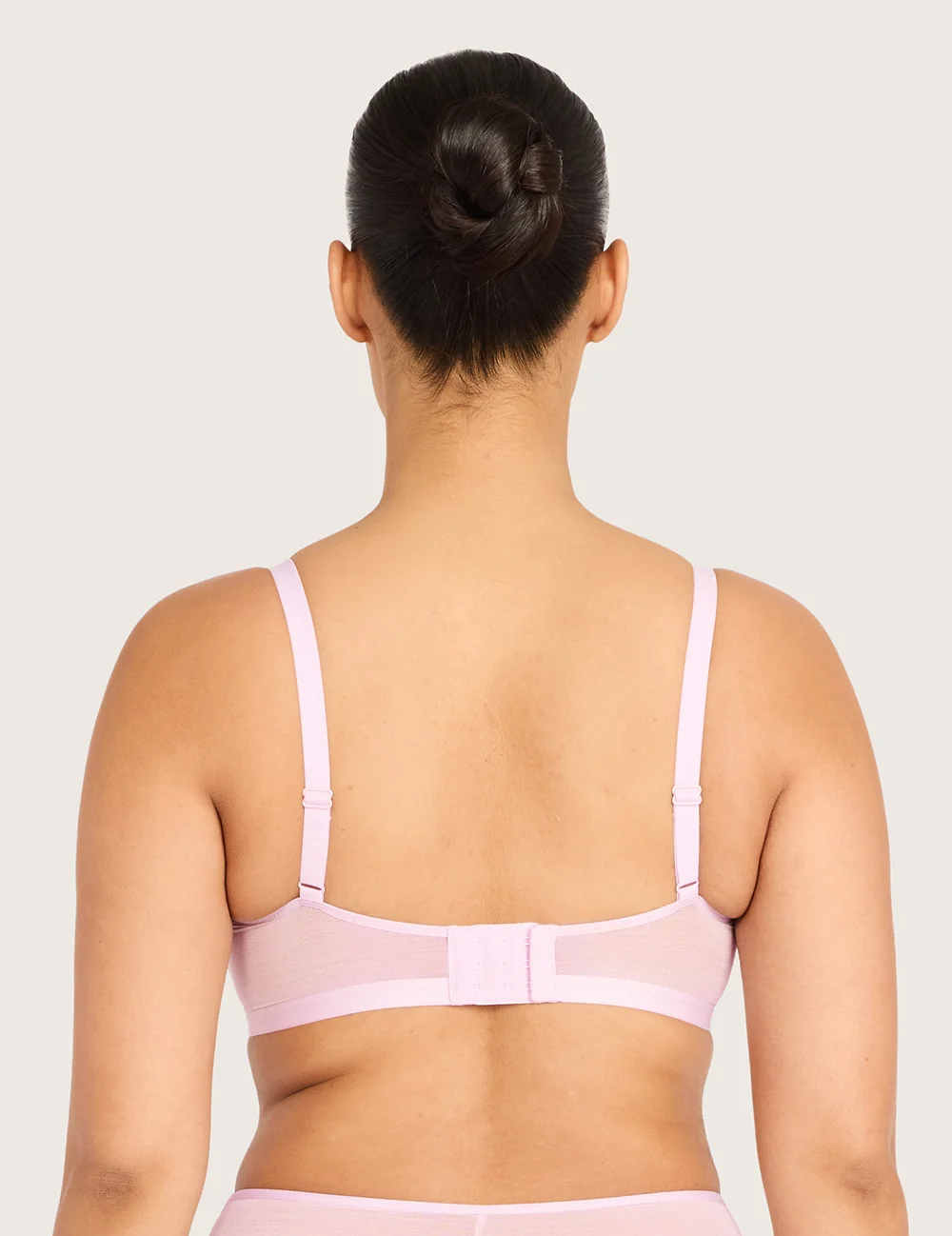 Boody FreeMesh® Crop BH i Pink Sorbet set bagfra på model