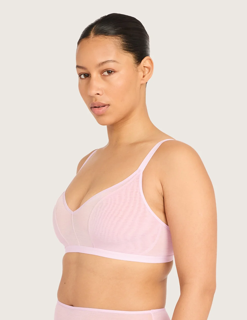 Boody FreeMesh® Crop BH i Pink Sorbet set skråt forfra på model