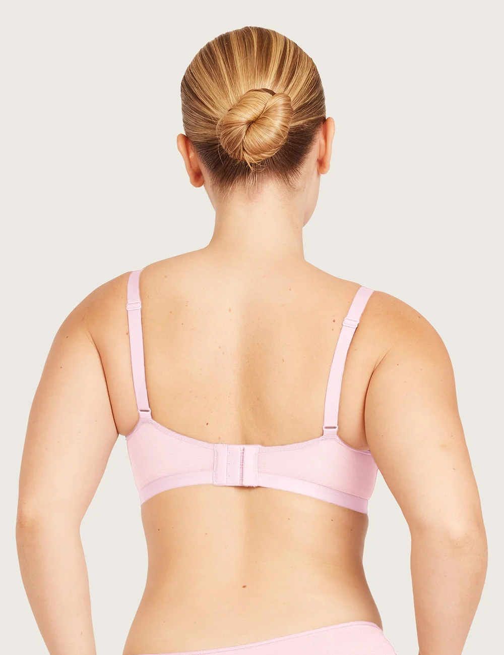 Boody FreeMesh® Crop BH i Pink Sorbet set bagfra på model