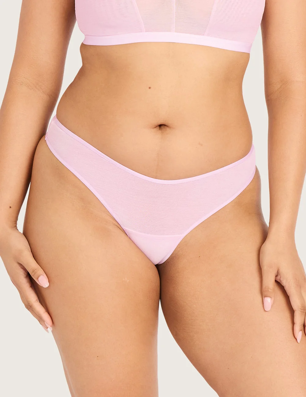 Boody FreeMesh® G-streng i Pink Sorbet – skråt forfra på model