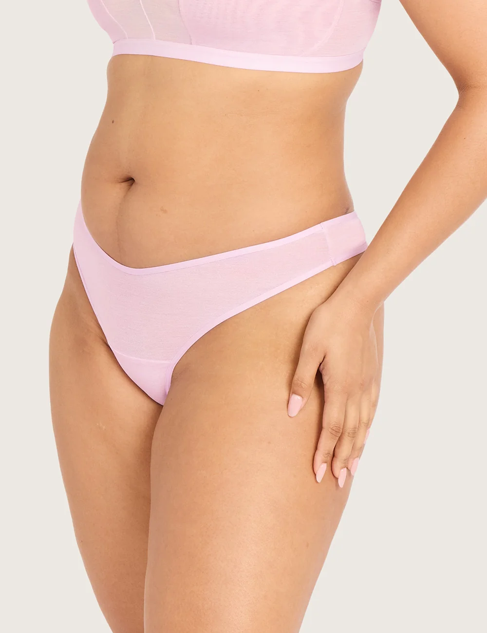 Boody FreeMesh® G-streng i Pink Sorbet – set fra siden på model
