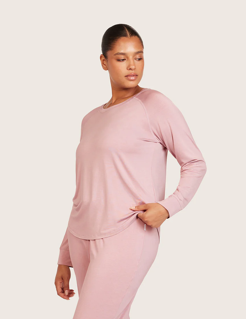 Boody Goodnight langærmet nattrøje i Lilac – skråt forfra på anden model