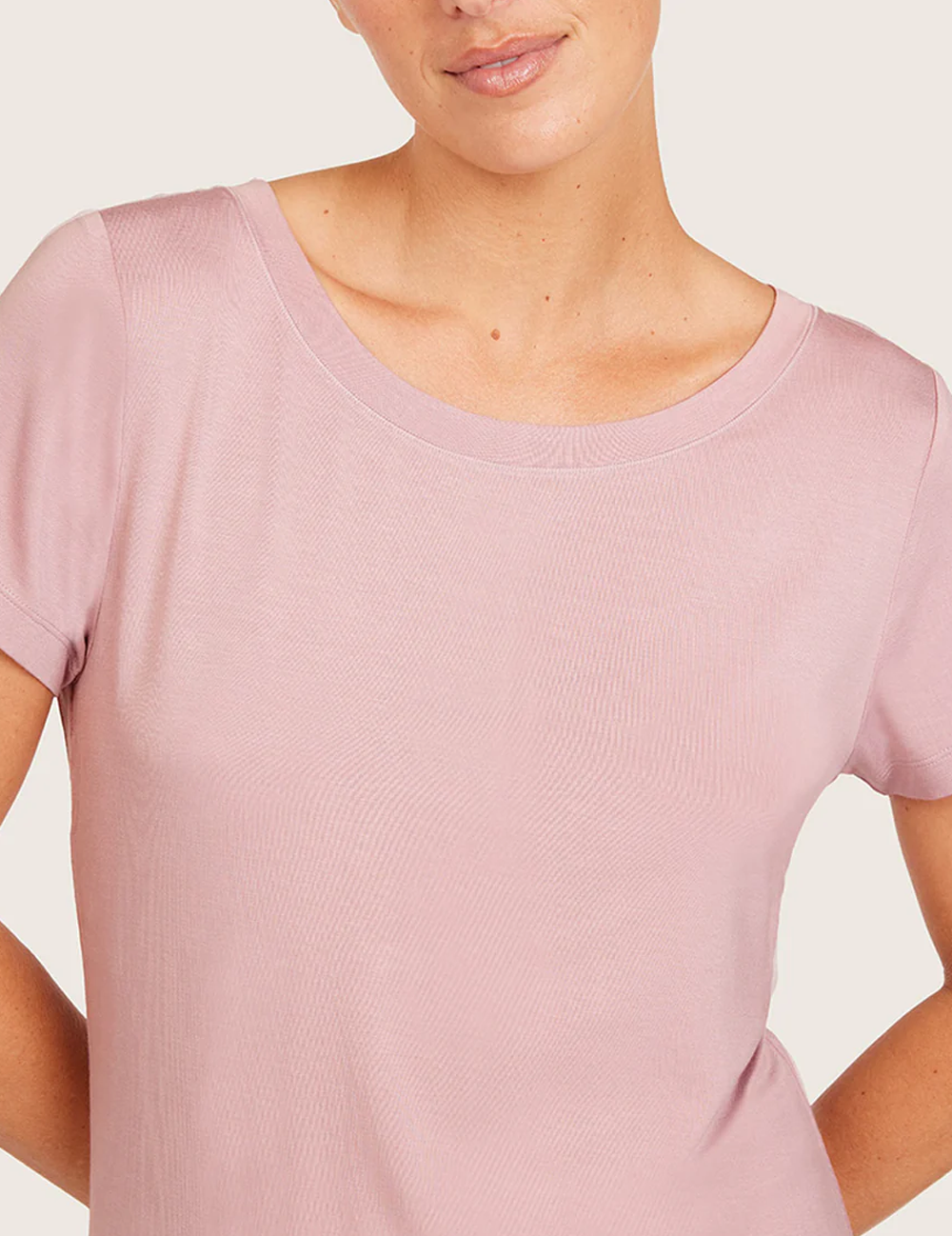 Boody Goodnight nattøj T-shirt i Lilac – detalje af rund hals og stof