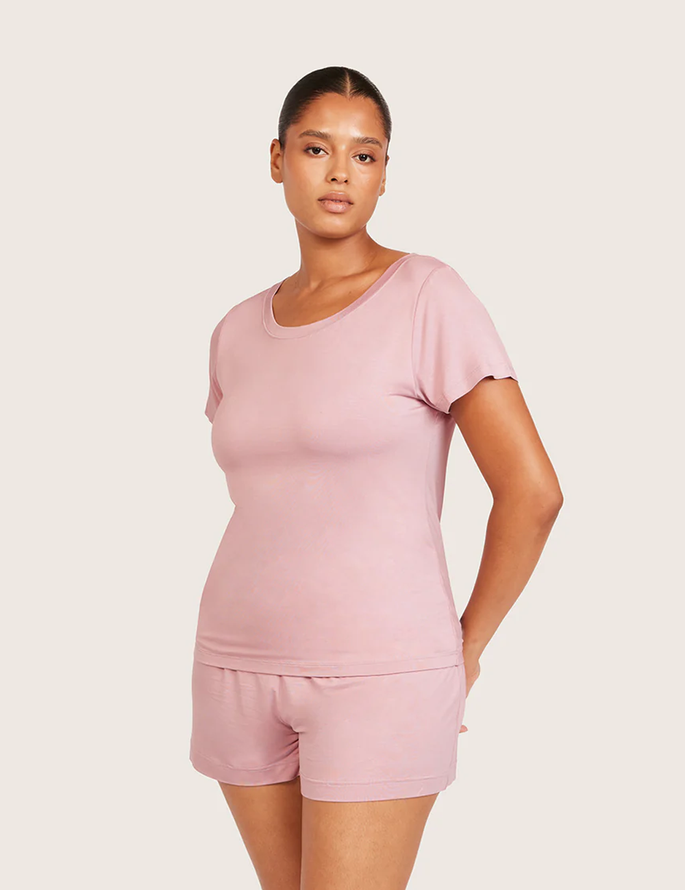Boody Goodnight nattøj T-shirt i Lilac – skråt forfra på anden model