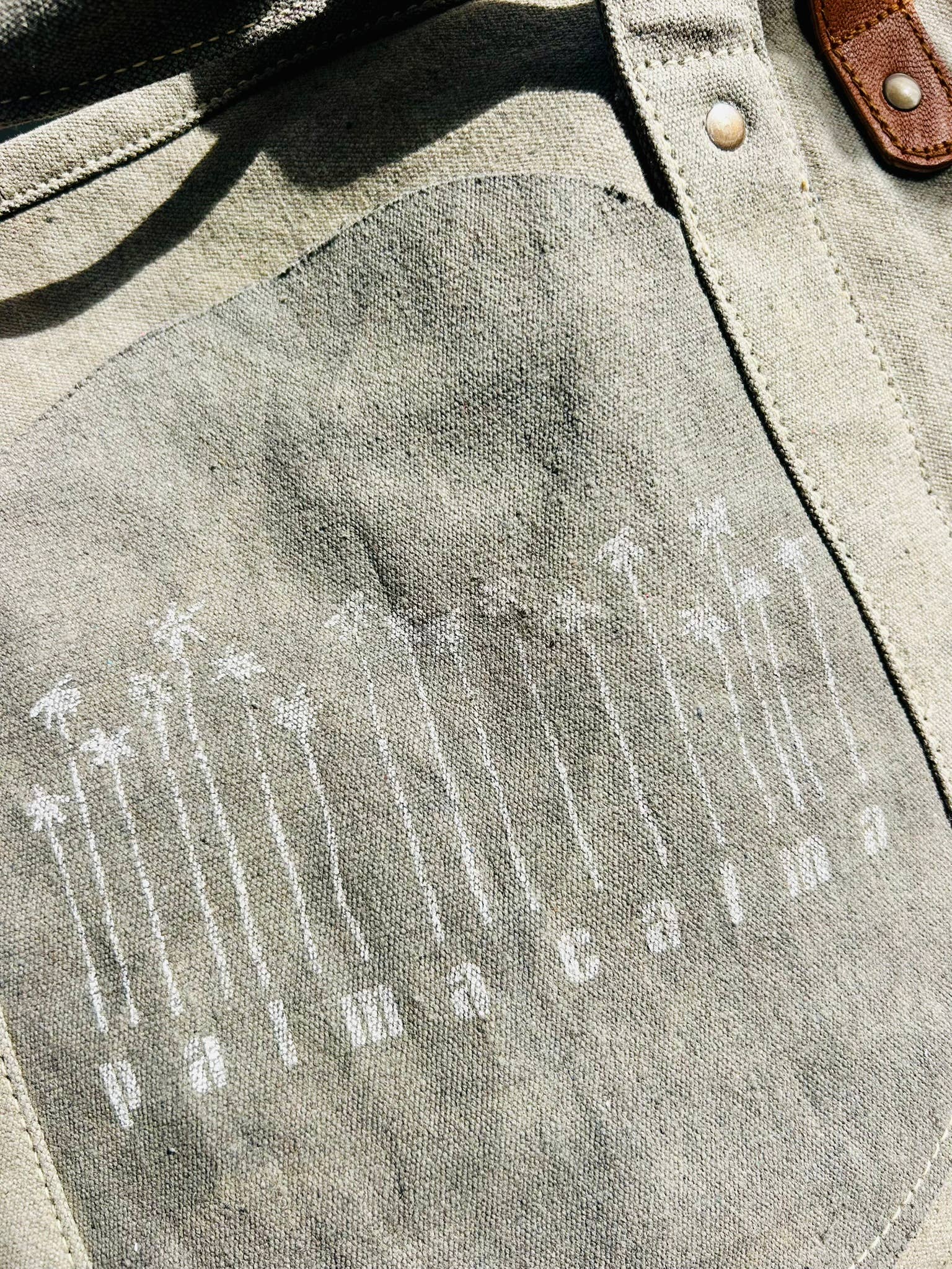 KR04 tote-taske i lærred – nærbillede af palmeprint og lærredets struktur