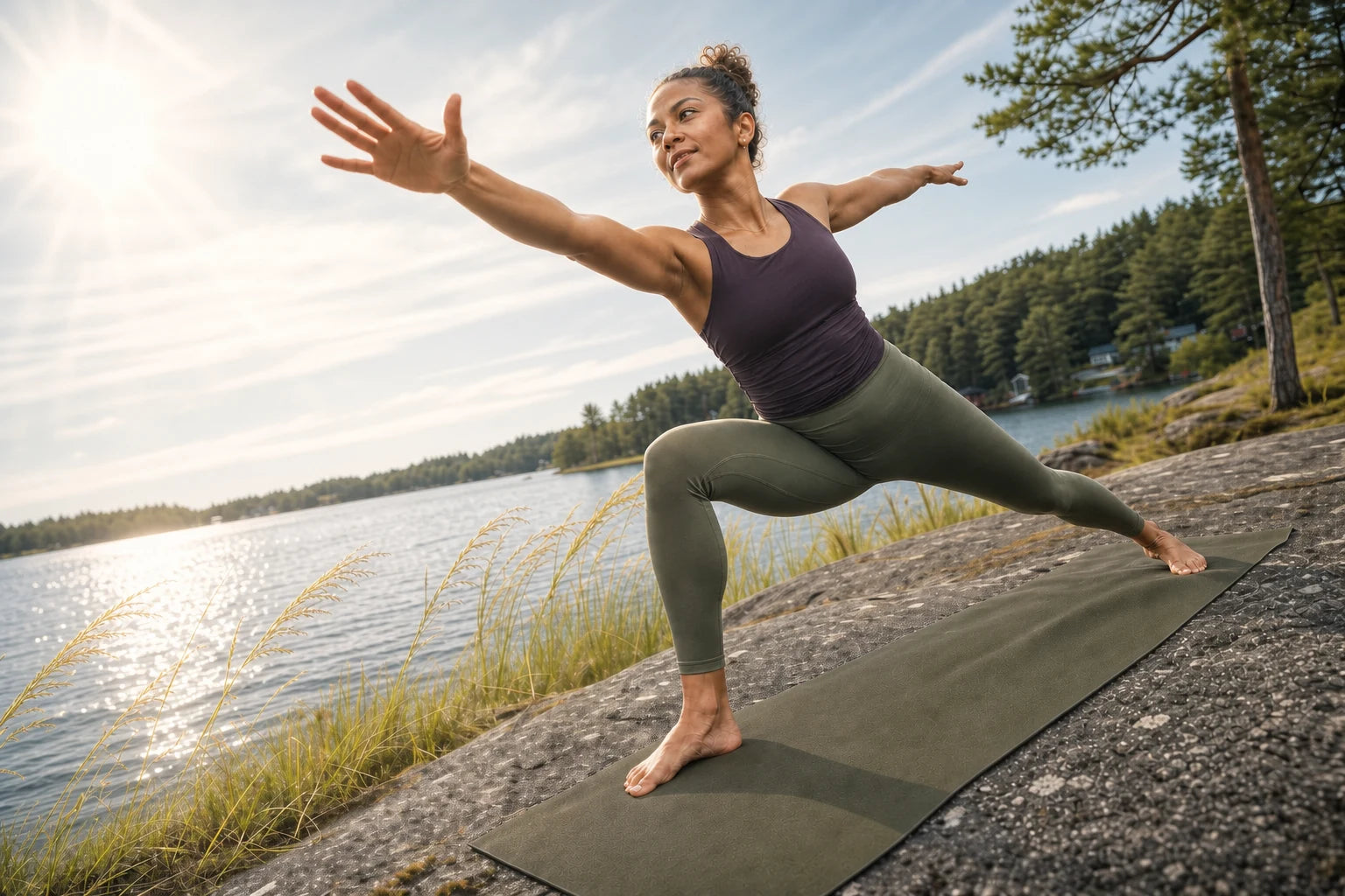 Kvinde dyrker yoga ved en nordisk skovsø